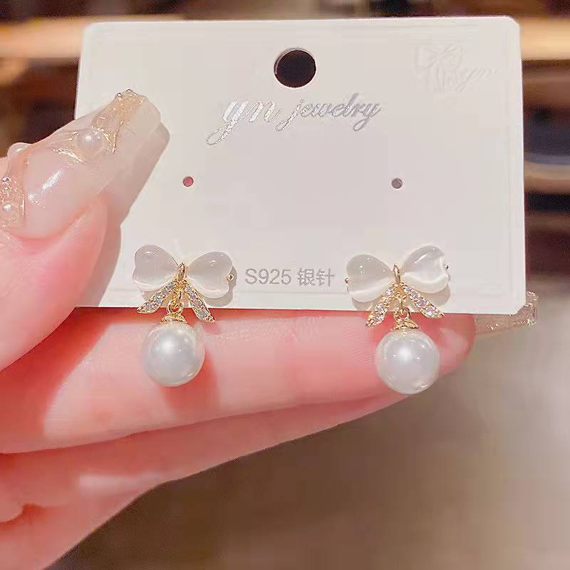 Fashion and elegance, atmospheric bow pearl earrings, women's design sense, versatile, exquisite stud earrings, sweet temperament, ear jewelry