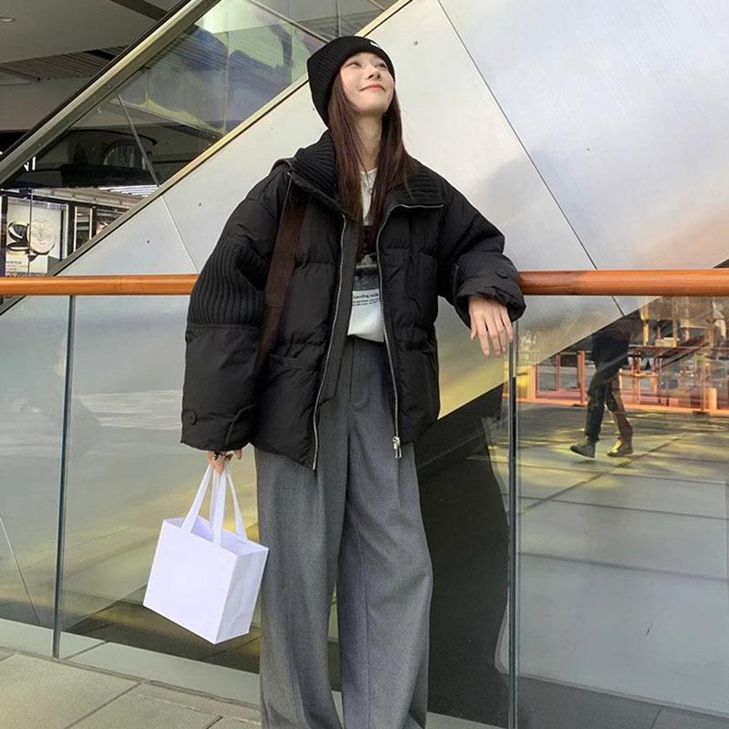 Hochwertige weiße Entendaunen-Kurzdaunenjacke für Damen 2024 Wintermode gestrickte Spleiß-Rollkragen-Brotjacke