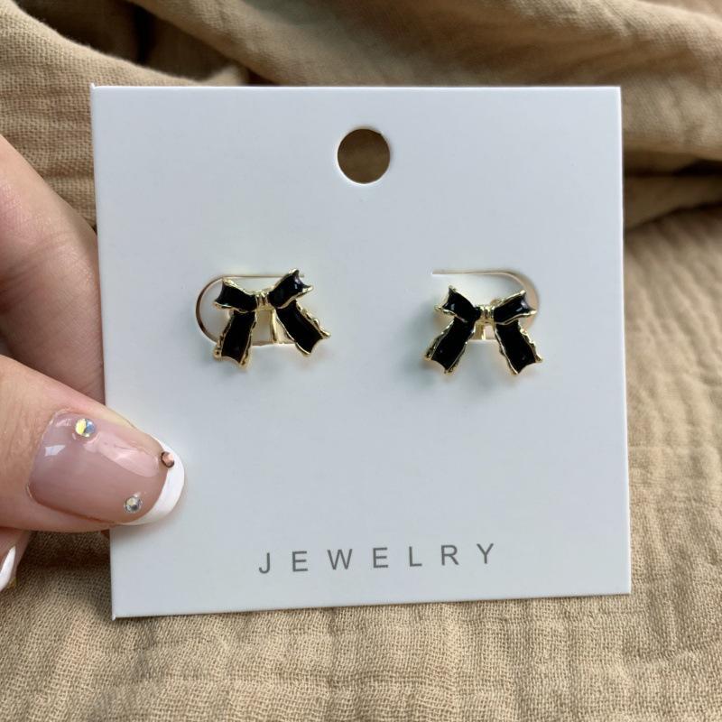Elegant Black Oil-Drip Bow Ear Clip: Vintage, Painless Clip-On Earrings with a Chic Spiral Design