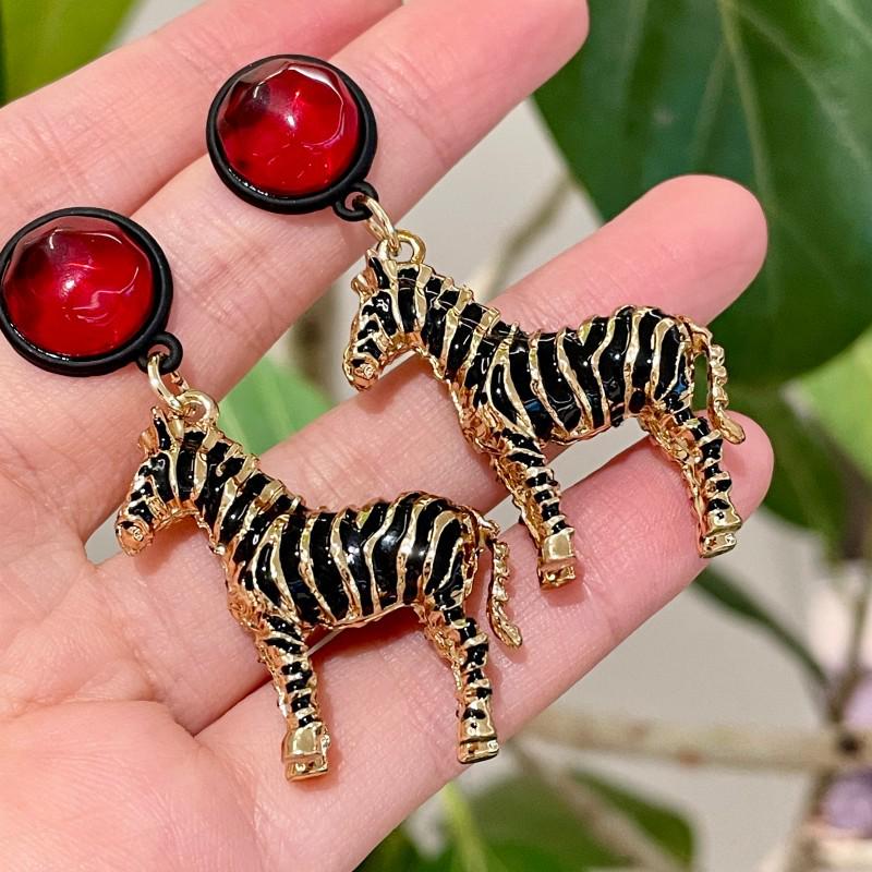 Vintage Black Series Stud Earrings 925 Silver Needle Minimalist High-End Personality Accessories for Women