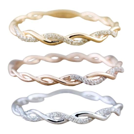 Bague simple avec strass légers et étincelants