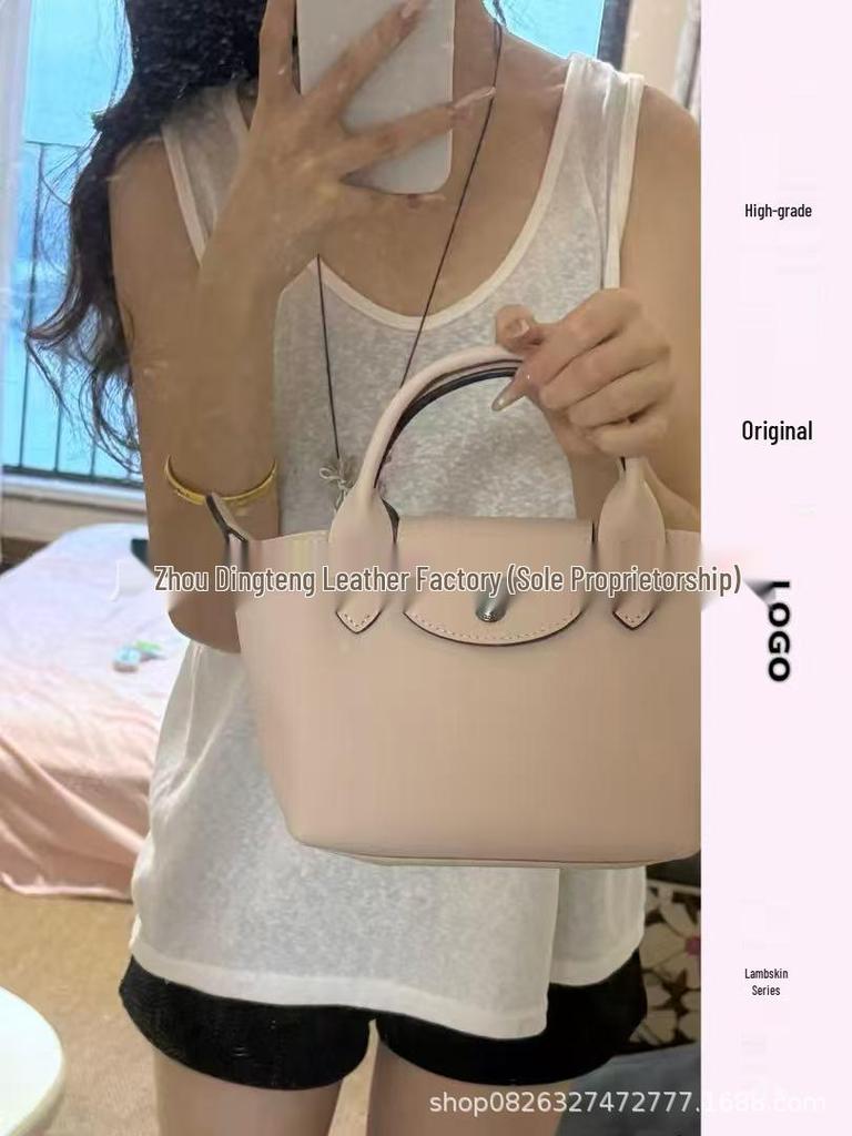 Hochwertige Mini-Knödeltasche aus Nappaleder mit Drachenprägung, Vielseitig für den Weg zur Arbeit, zum Tragen in der Hand, über der Schulter, mit verstellbarem Crossbody-Riemen.