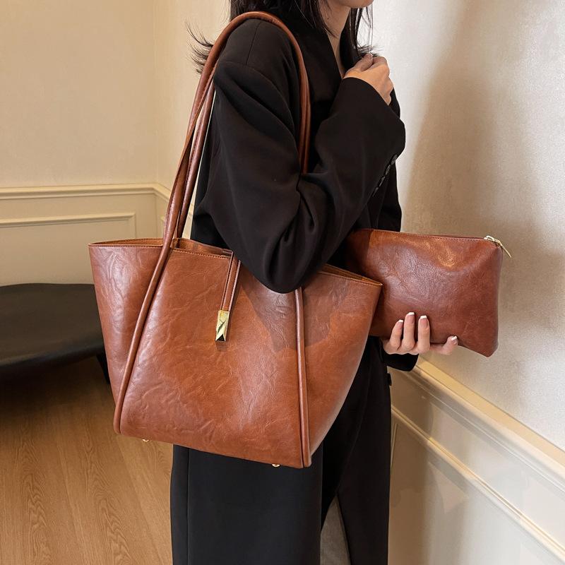 

Ретро сумка высокого класса большой вместимости женская сумка 2025 новая модная и простая сумка-тоут универсальная на плечо подмышку