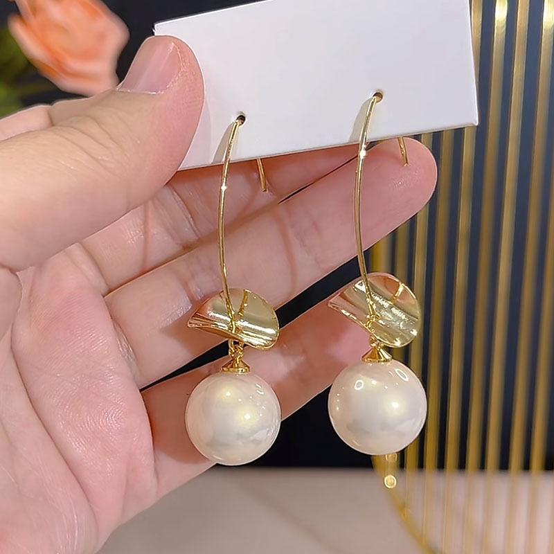 Gold Sequined Pearl Pendant Ear Hook Simple Retro High-end Earrings Fashion Light Luxury Versatile Earrings Women