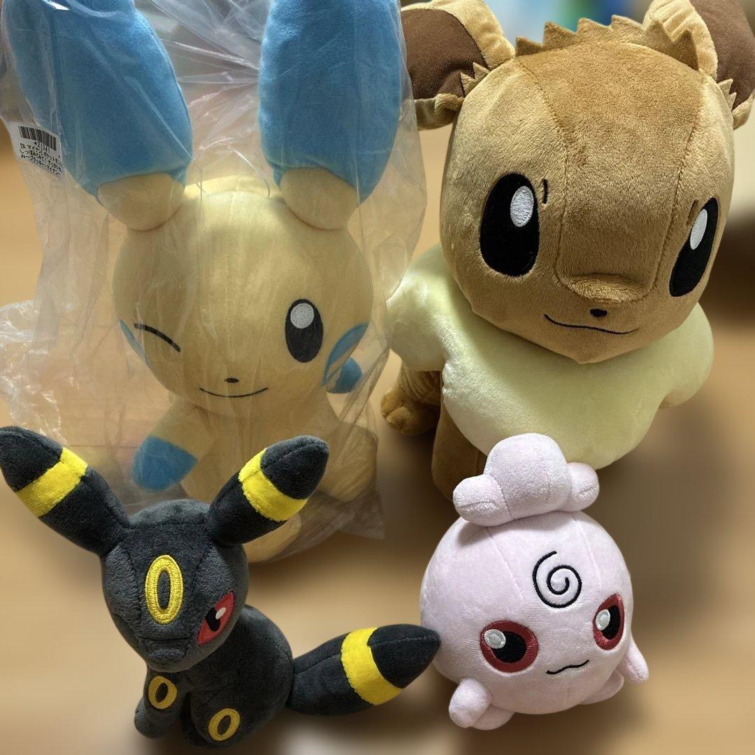 Набор плюшевых игрушек Покемон.