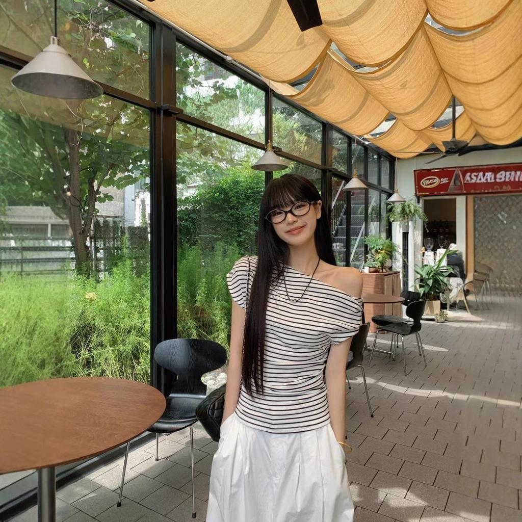 2025 Sommer Schlankmachendes Streifen Off-Shoulder Damen T-Shirt