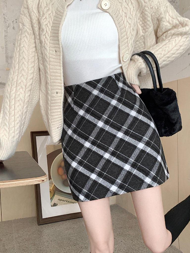 Women's A-line Plaid Retro Red Short Skirt - Autumn/Winter Petite Wool, Hip-hugging