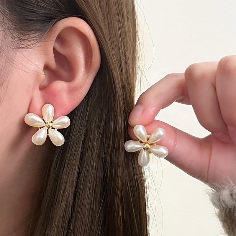 Pearl Earrings Women's High-end Earrings Ear Jewelry High-end Stud Earrings Niche Design Light Luxury