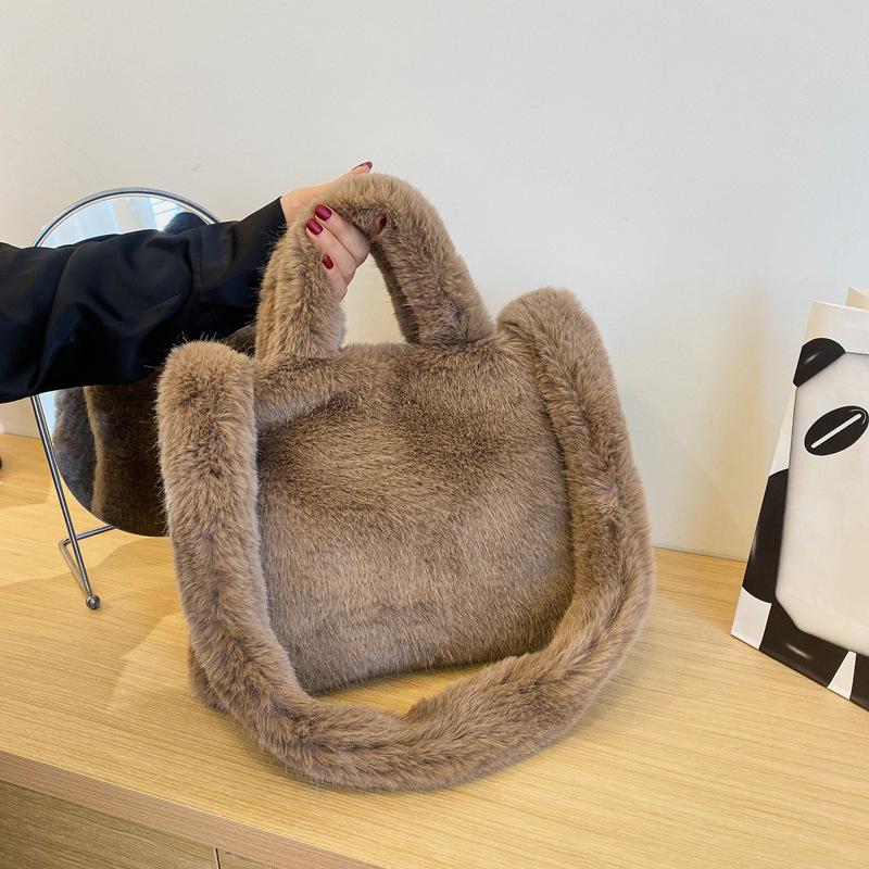 

2025 autumn new single shoulder fluffy handbag fashionable fluffy crossbody handbag women s casual texture plush bag светло-коричневого