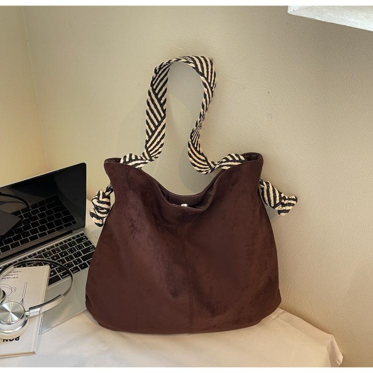 

Fashion versatile 2025 new simple retro texture casual tote bag wide shoulder strap large capacity shoulder messenger bag темно-коричневого кольору
