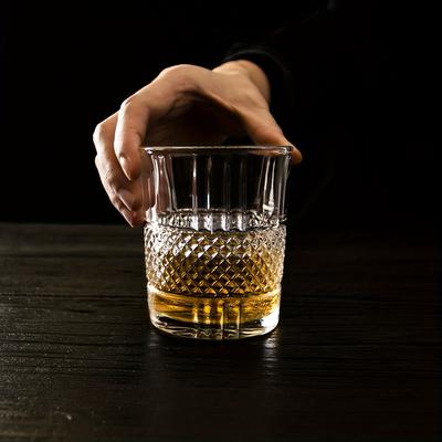 Elegantes 4-teiliges Set aus geprägten Kristallgläsern – Perfekt für Whiskey-Cocktails und mehr. Ideales Hochzeitsgeschenk. Vielseitig einsetzbar und wiederverwendbar.