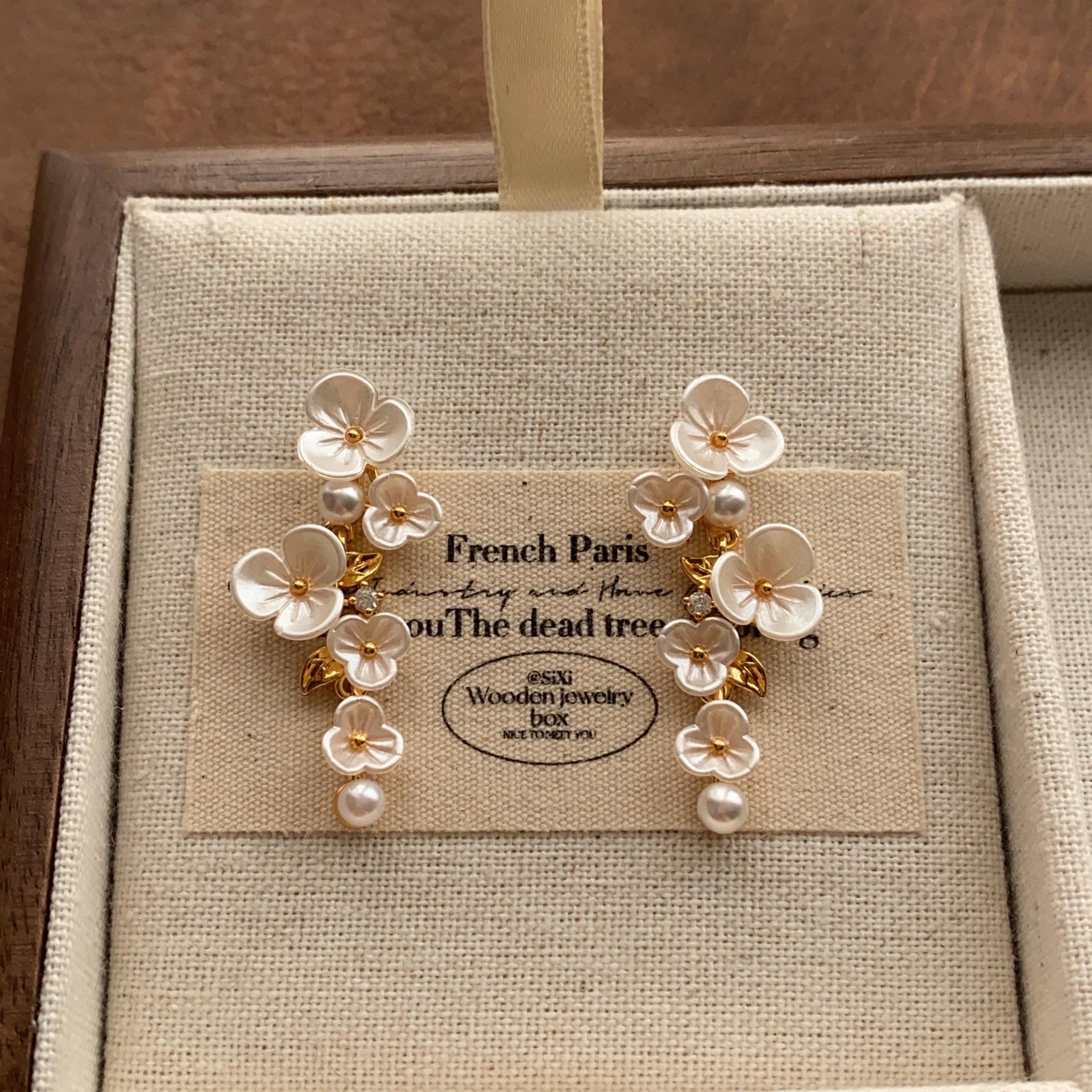 

Exquisite Flower Pearl Stud Earrings Retro Natural Smart Soft Line Earrings High Fashion Daily Elegant Earrings