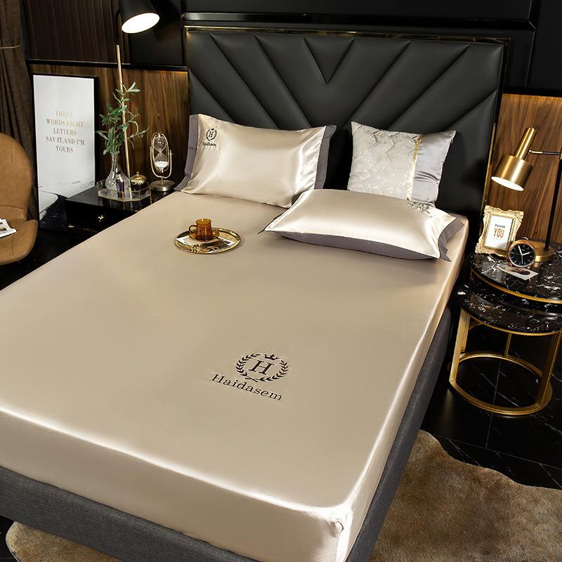 Washed Silk Mattress Three-piece Set, Single-piece Mattress Mat, Washable and Foldable, Fully Enclosed, and the Bedspread Is Non-slip.
