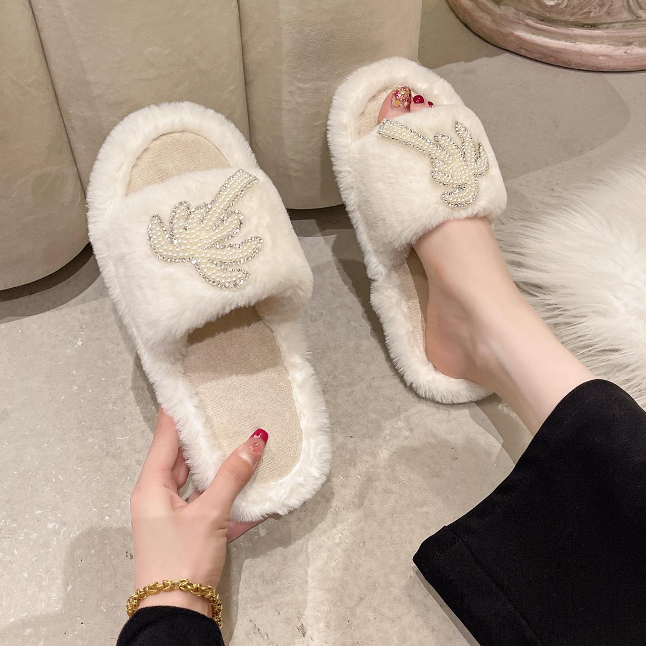 

Мода 2024 Зима Новые Женские Домашние Однотонные Украшенные Жемчугом и Стразами Пушистые Меховые Хлопковые Тапочки 40-41 белый