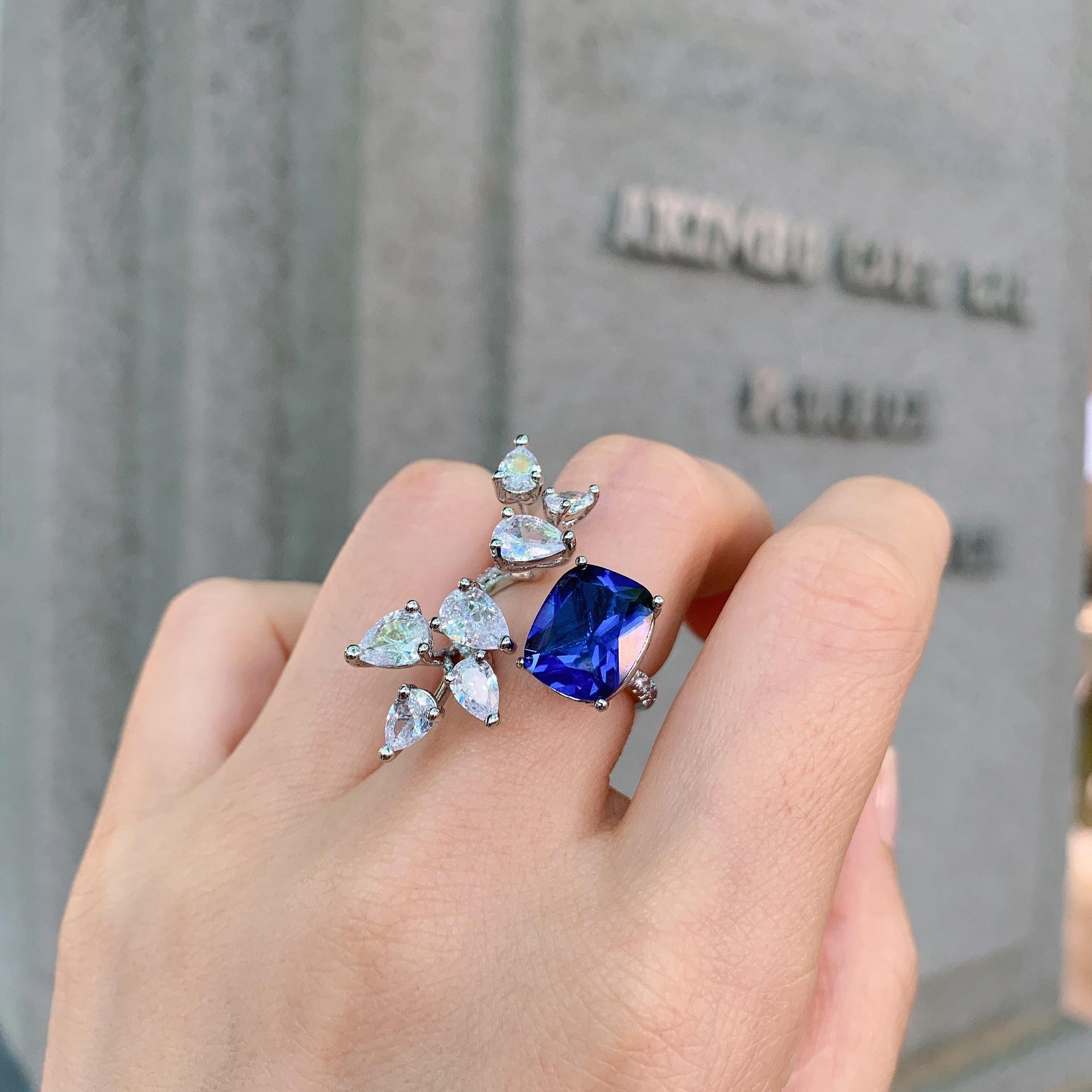 

Ювелирный стиль Ретро Имитация цвета Сокровище, Ювелирное кольцо-подвеска в форме цветка Основной камень 10 * 12