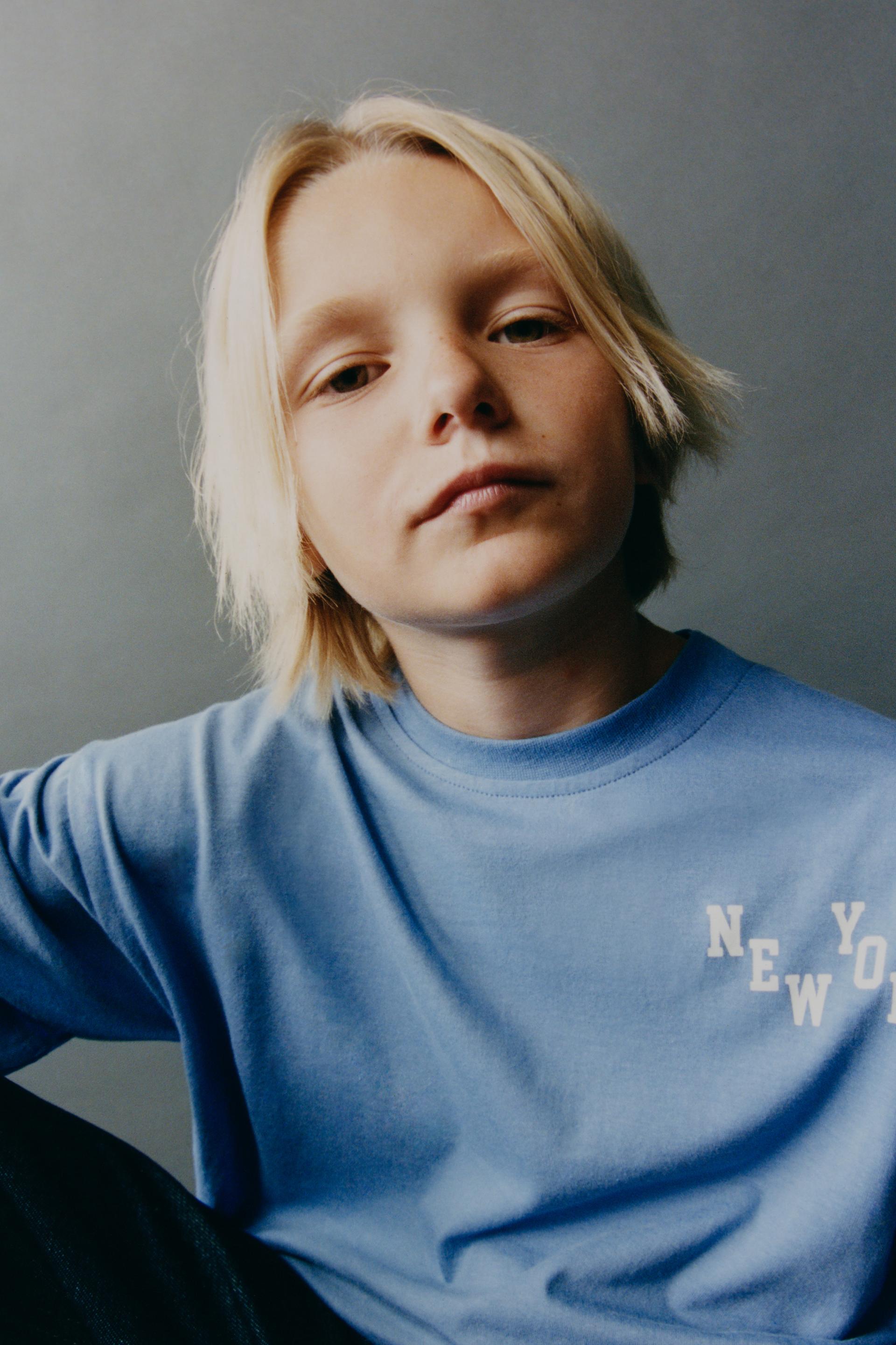 

ФУТБОЛКА СО СЛОГАНОМ