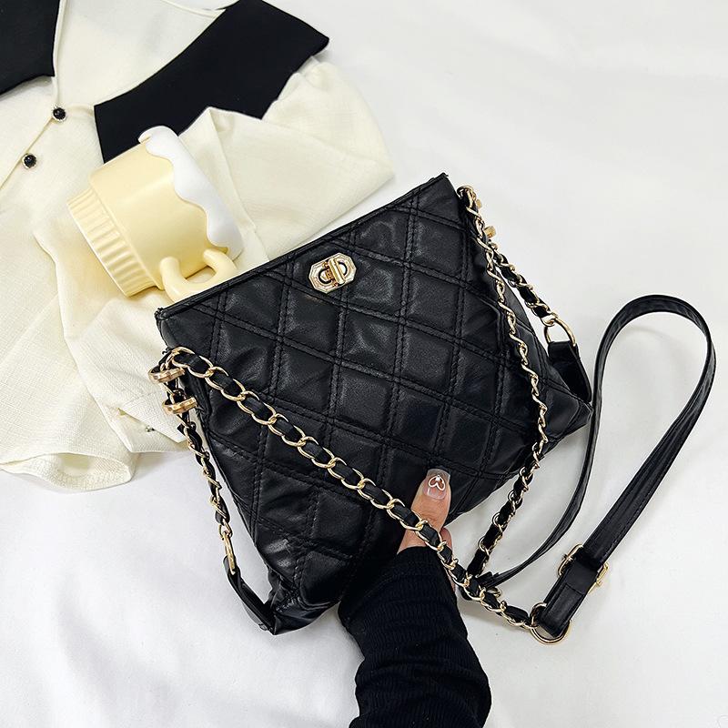 

Сумка-цепочка женская ромбовидная сумка-мессенджер маленькая сумка новая корейская версия модная сумка через плечо женская сумка простая и красивая повседневная сумка-ведро чёрный