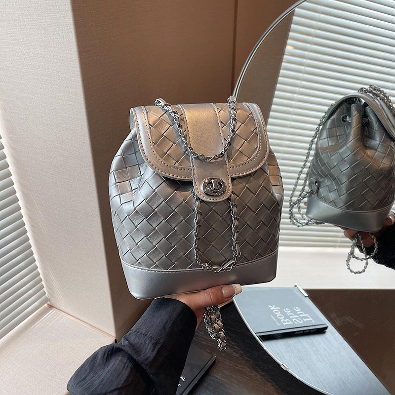 

High-value woven popular clamshell large-capacity backpack women s casual versatile textured women s bag серебряный