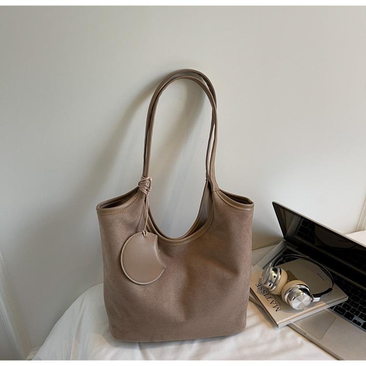 

2025 new large bag women s simple large-capacity retro shoulder bag daily commuting armpit tote bag trend хаки
