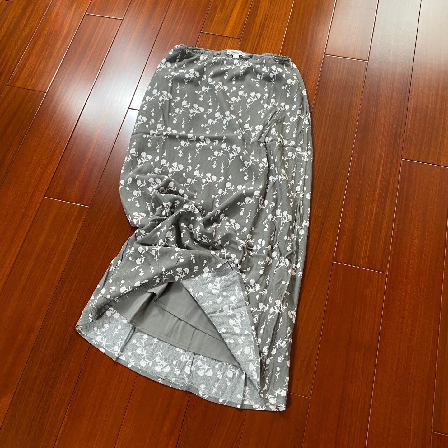 

Limited Edition: Comfortable High-Waisted Floral A-Line Midi Skirt - Perfect for Spring & Summer Large сірий колір
