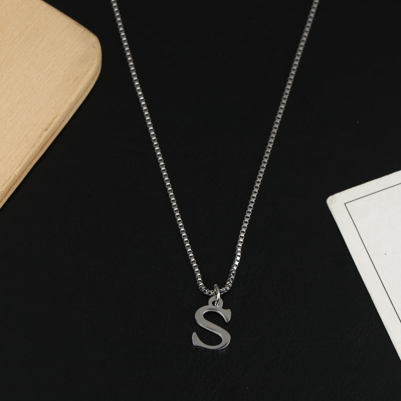 Naszyjniki z wisiorkami z literami A-Z Stal nierdzewna Prosty naszyjnik Stylowy Dla Kobiet Mężczyzn Codzienna biżuteria Prezenty