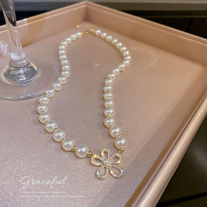 Retro High-End Clavicle Necklace 2023: Luxurious Light Design for Women