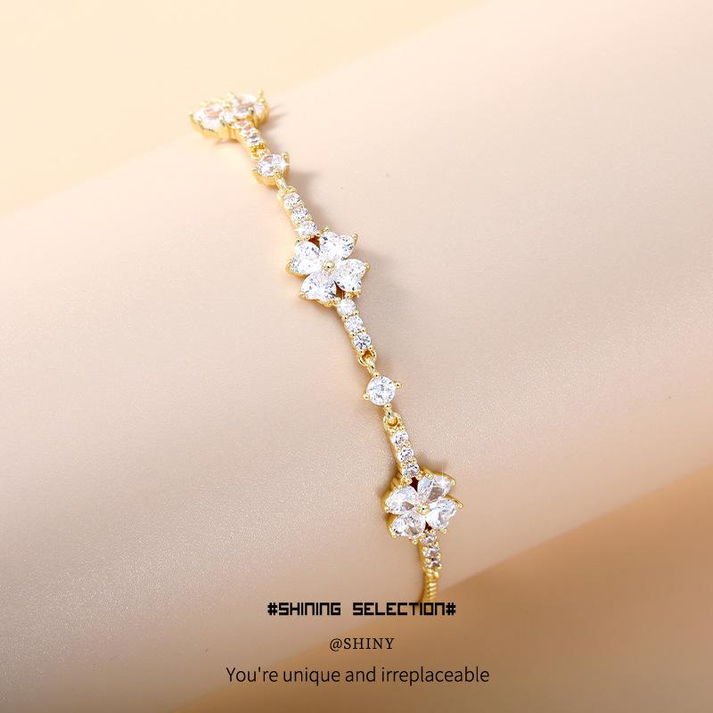 Elegant Four-Leaf Clover Zircon Bracelet for Women - Luxurious, Sparkling, High-End Design Jewelry Accessory