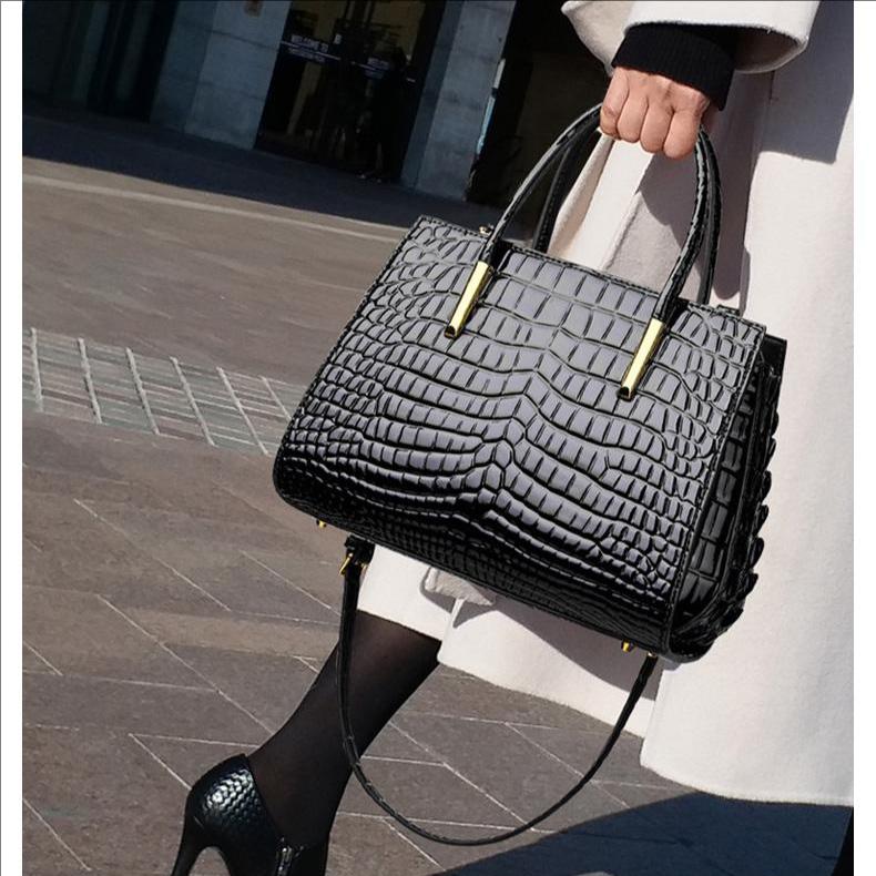 Stylish Black Croco-Embossed Cowhide Tote Bag – Elegant & Functional for Travel