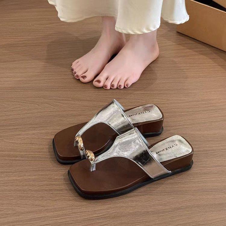Retro flip-flops outer wear women's 2025 summer new French gentle style fashion heightened slope heel square head cool slippers