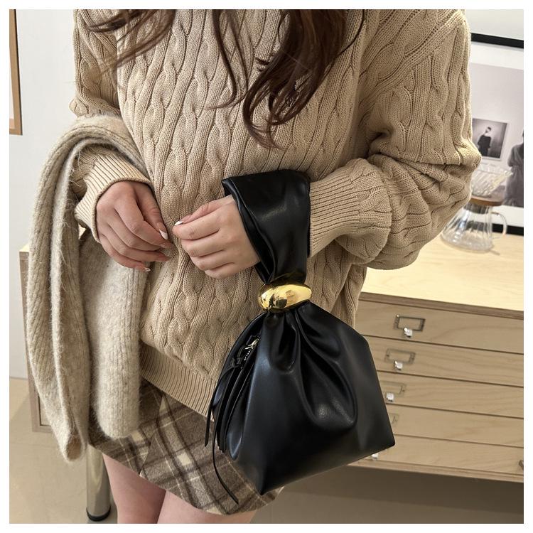 Retro Pleated Women's Bucket Bag: Large Capacity, Fashionable, Aesthetic, Unique Design