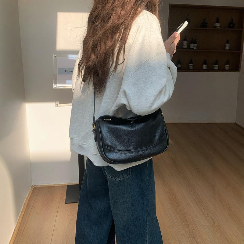 Niche design bag women's new autumn and winter Maillard retro shoulder underarm bag versatile messenger dumpling bag