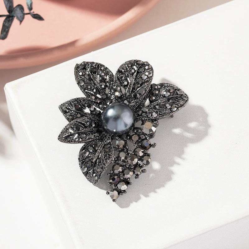 

Gun Black Bow Brooches For Women Pearl Plant Pin Flower Lapel Pins Office Party Friend Gifts Jewelry Accessories as the picture