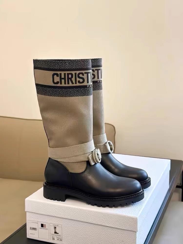 

Узкие сапоги с вышивкой той же буквы, совпадающей по цвету с сапогами, но рыцарские сапоги до колена, маленькие сапоги-мотоциклы средней длины до колена 40 хаки