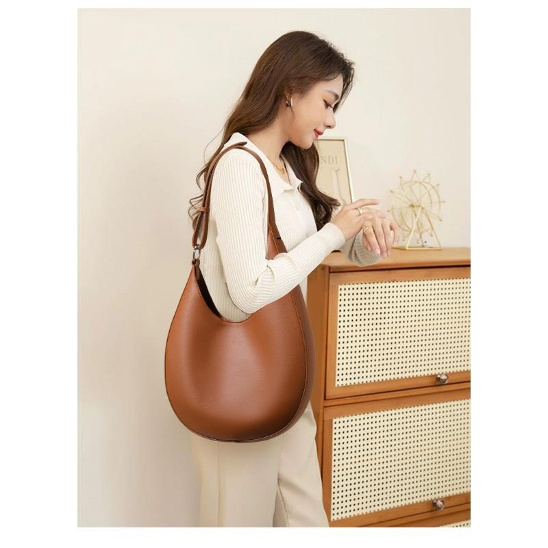 Small C Underarm Bag Fashionable and Versatile Half moon Bag French Niche Shoulder Bag Women