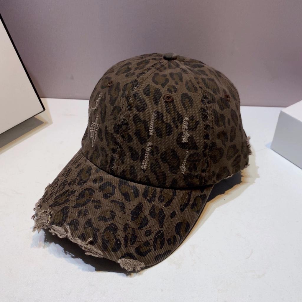 Baseballkappe mit Leopardenmuster für Damen im Frühling und Sommer. Pelzige und alte lässige Baseballkappe, die ihre Gesichter zur Schau stellt.