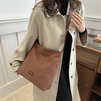 Bolso bandolera retro mate de gran capacidad para un solo hombro para mujer, nuevo bolso bandolera tipo cubo de alta gama para otoño e invierno.