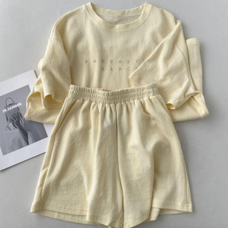 

Повседневный летний комплект из топа и шорт для женщин. Спортивный костюм из двух частей. Женский спортивный костюм с коротким рукавом и принтом в виде буквы. Классический женский костюм. M жёлтый