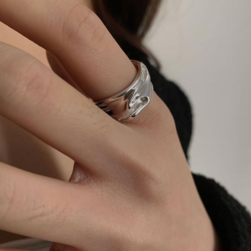 Nastavitelný Geometrický Prsten s Černým Zirkonem pro Ženy – Stylový, Špičkový, Trendy Design s Jedinečnou Osobností