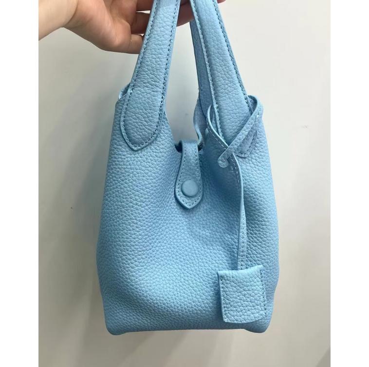 

2025 Новая женская сумка из натуральной кожи Togo Leather 13 Mini Vegetable Basket Bag Сумка-ведро для поездок на работу 13x13x18CM светло-синий