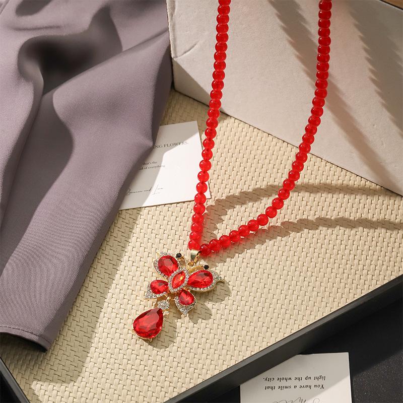 Retro Red Crystal Pendant Necklace: Versatile, High-End Fashion Accessory for Women