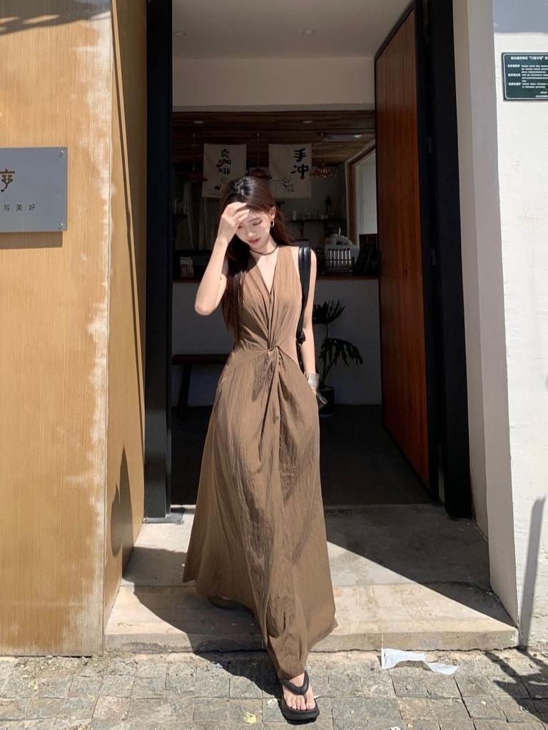 Light and mature style design, chest twist sleeveless dress, women's summer 2026 new French temperament slim dress