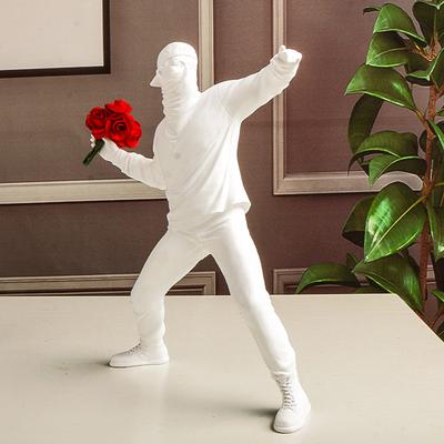 Harzstatuen Skulpturen Banksy Blumenwerfer Statue Bomber Wohndekoration Zubehör Moderne Ornamente Figur Sammlerstück
