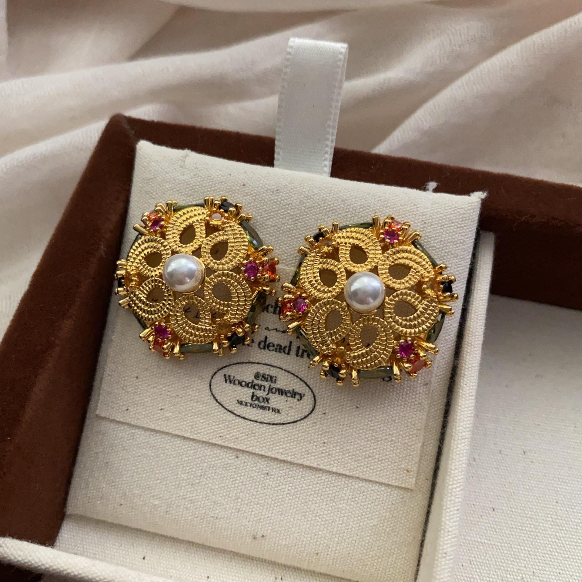Retro court style light luxury high-end sense diamond-encrusted new pearl heavy industry stud earrings French medieval temperament earrings