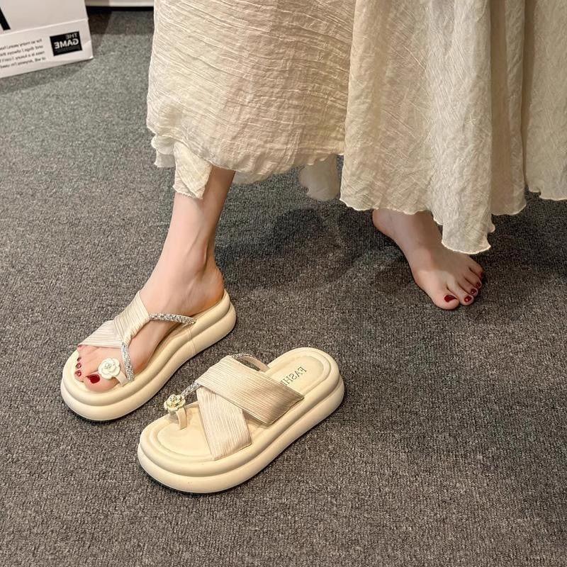 Pinch-in casual slippers, wear summer new small thick-bottomed comfortable beach cool slippers