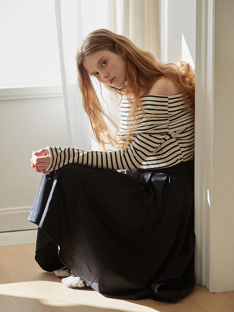 B Muse Mansion Satin Tuck Flare Skirt - Navy