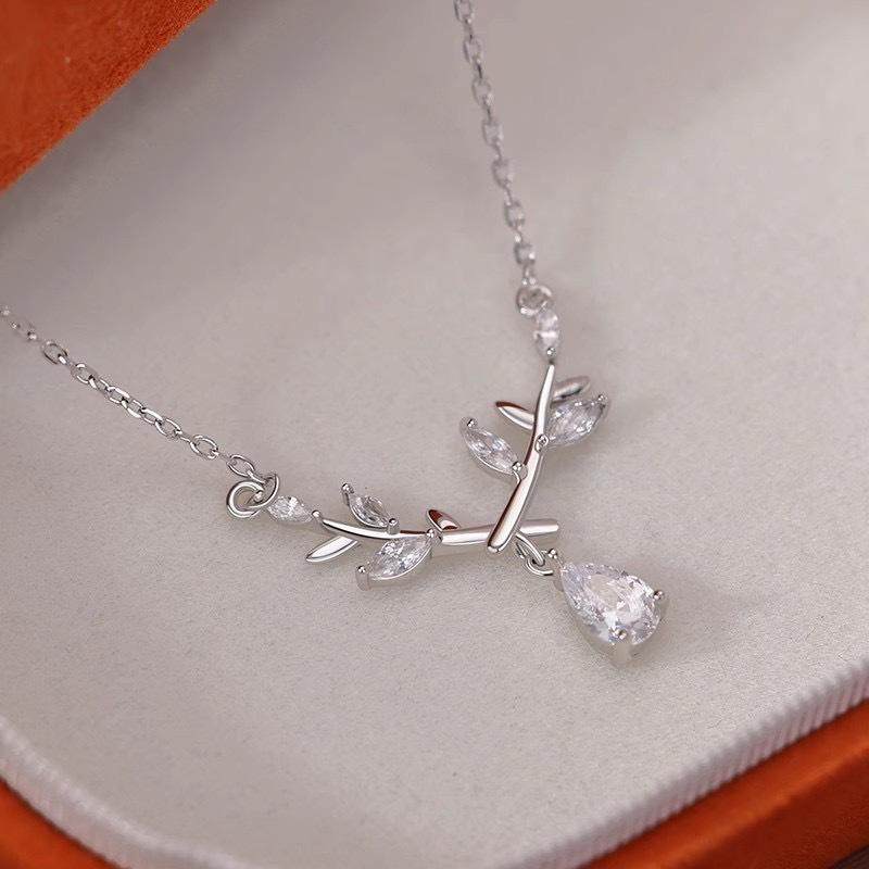 Lorbeer-Wassertropfen-Halskette für Damen, neues leichtes Luxus-Nischendesign, hochwertige, modische und vielseitige Schlüsselbeinkette mit Blättern