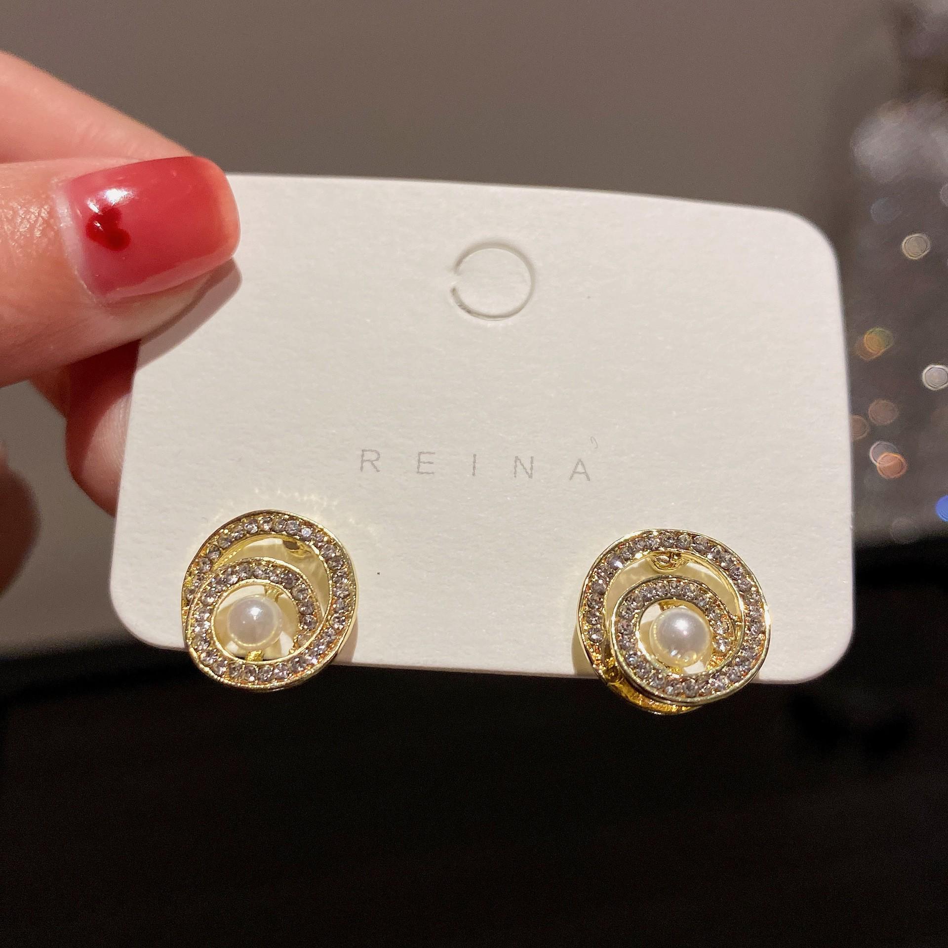 

Exquisite Silver Needle Zircon Pearl Stud Earrings - High-End Retro French Style for Women