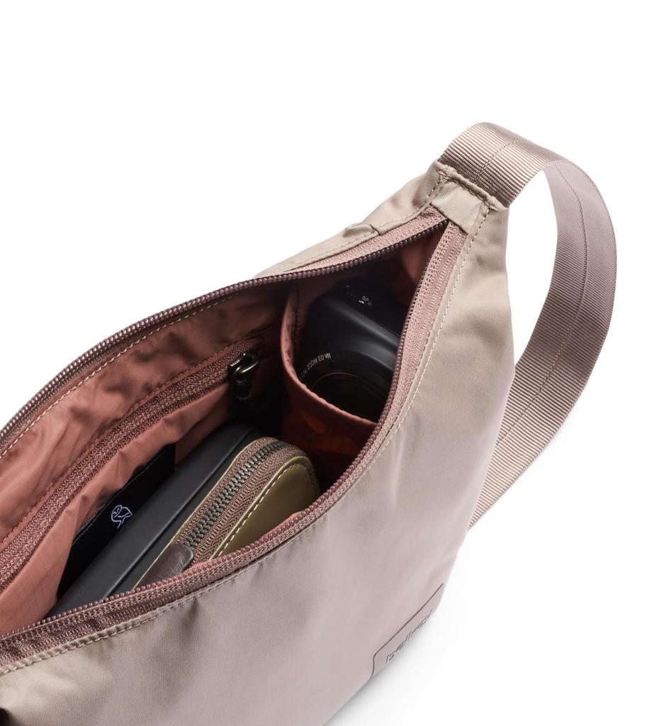 Bellroy Laneway Crescent Mini Umhängetasche für den Alltag Innen und Außen Verstellbar Erstaunliche Speicherkapazität Fawn Tasche, 2,5 L Fassungsvermögen, Verwendung,