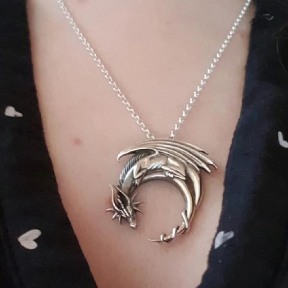 Klassische westliche schlafender Drache Halskette Mythischer Drache Minimalistischer Anhänger Mittelalterliches Symbol Halskette Drachenanhänger Schmuck Geschenk