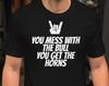 Wer mit dem Stier anlegt, bekommt die Hörner - Unisex T-Shirt
